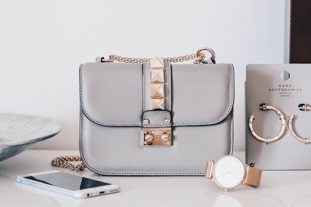 Mujer con cartera elegante